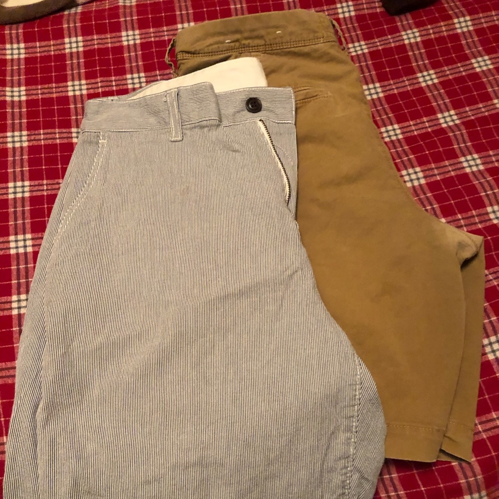 Size 32 and 33 dockers and American eagle shorts